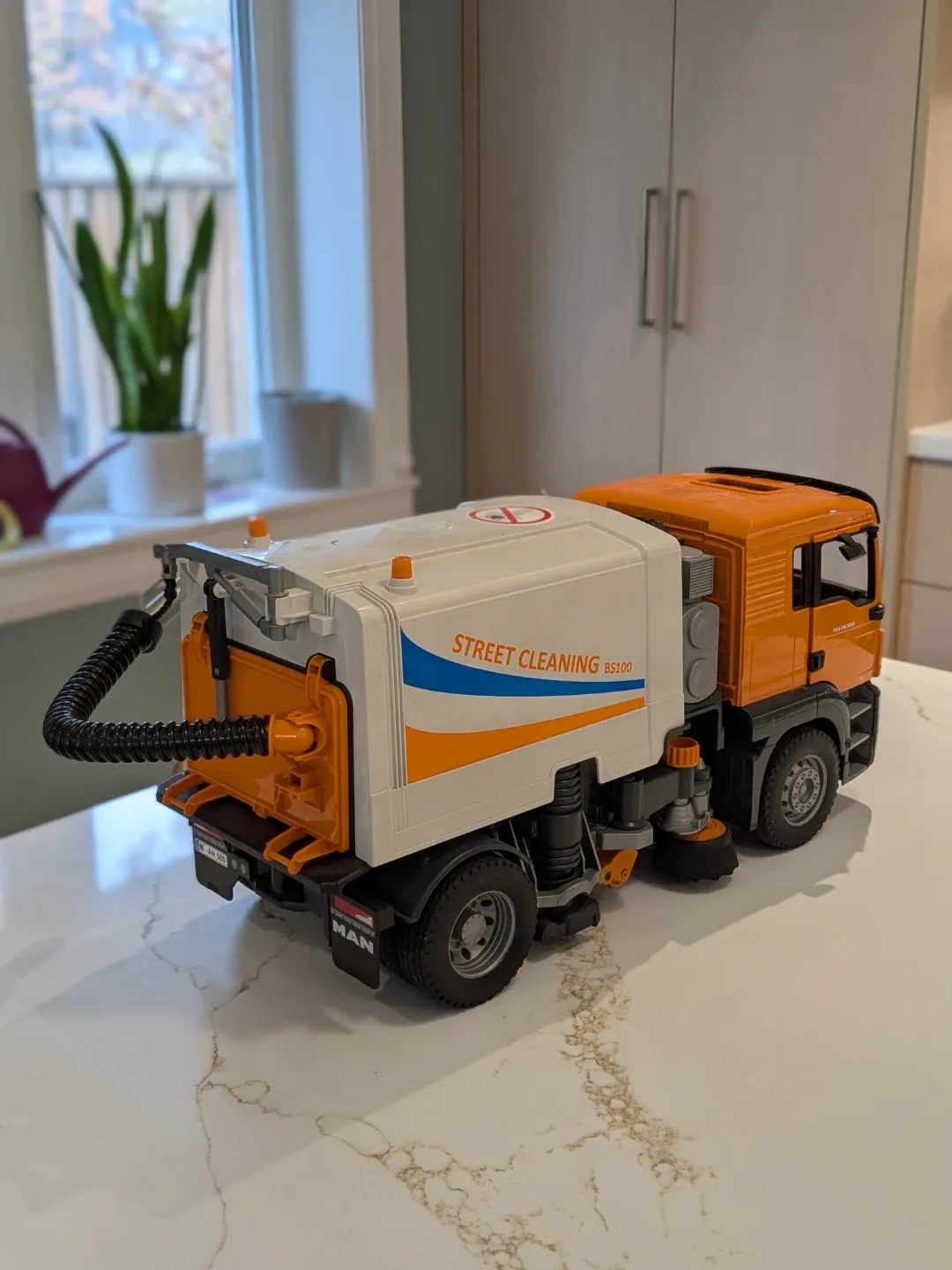 Bruder 660-2979 MAN TGS Street Sweeper Truck image indicator(3)