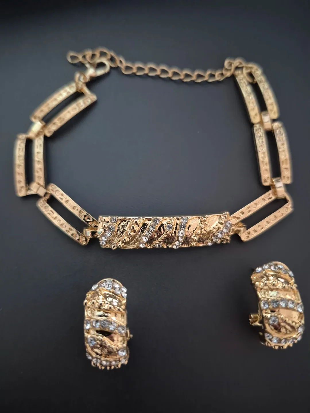 Gold Tone Bracelet and Earring Set🥕 thumbnail