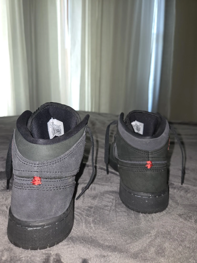 Nike Air Jordan 1 Mid Shoes - Size 5.5 US - photo 2