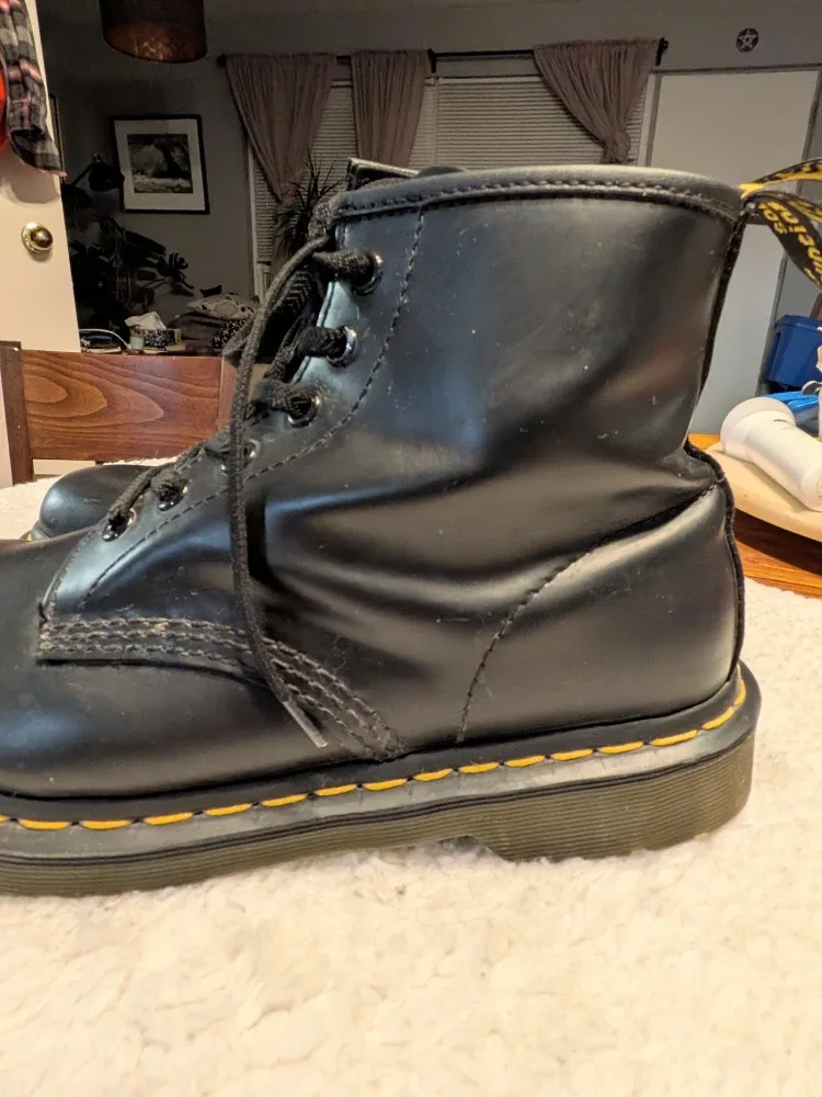 Dr. Martens Black Leather Boots sz 38 Excellent condition image indicator(8)