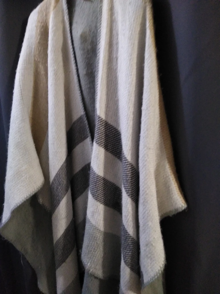 Cashmere cape or wrap - photo 2