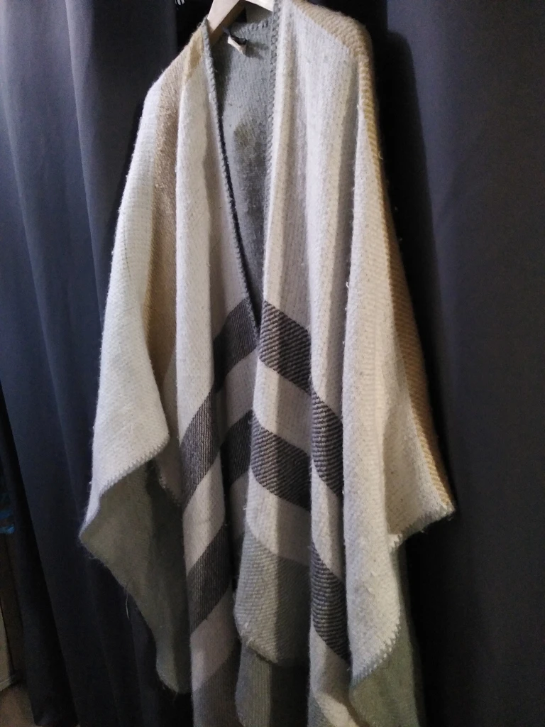 Cashmere cape or wrap - photo 3
