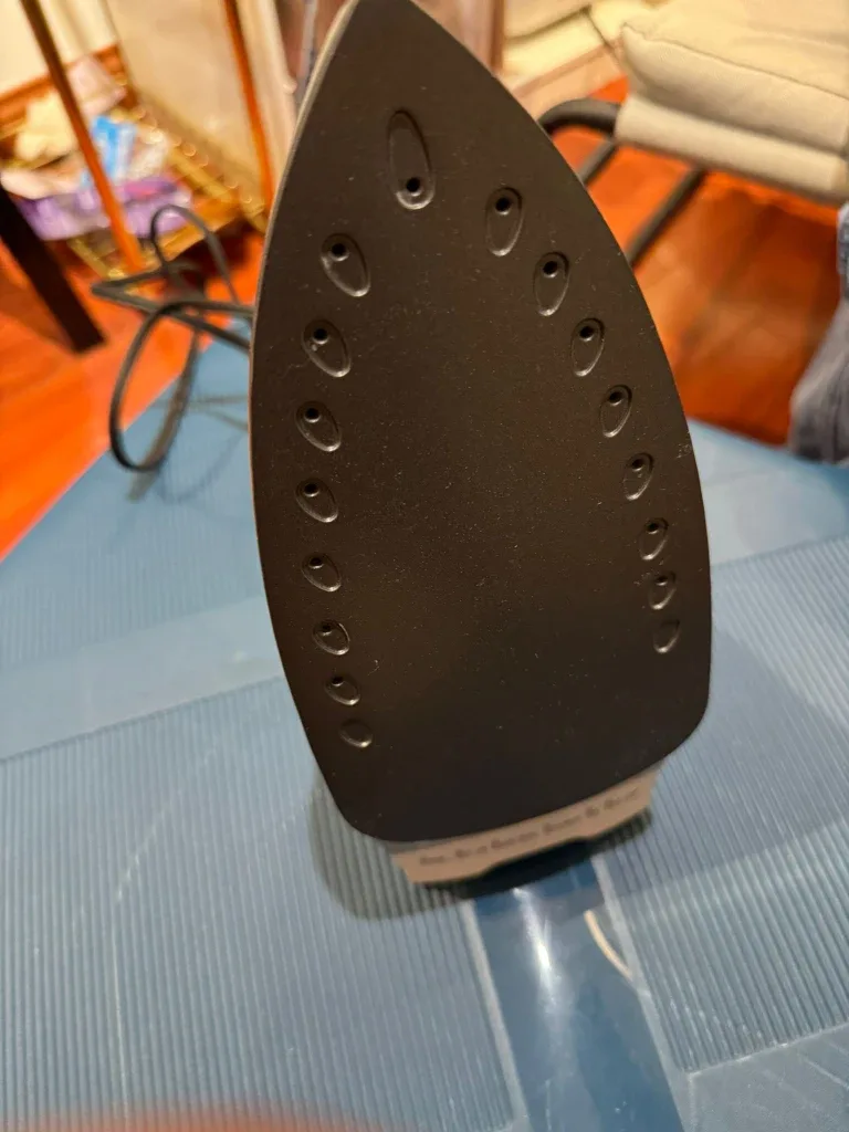 Black+Decker Light Steam Iron - Like New! image indicator(2)