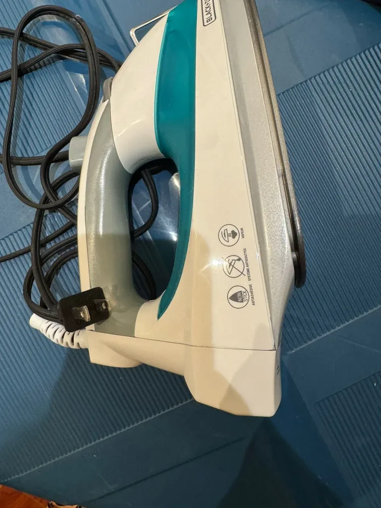 Black+Decker Light Steam Iron - Like New! image indicator(3)