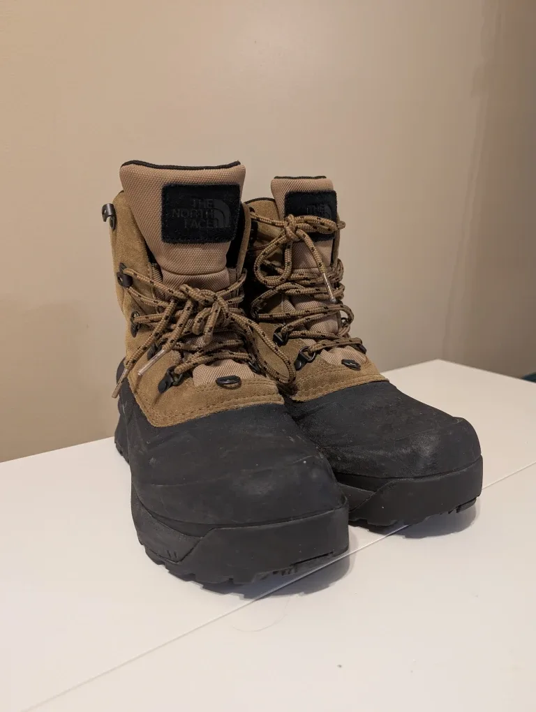 The North Face Waterproof Winter Boots - Size 8 image indicator(2)