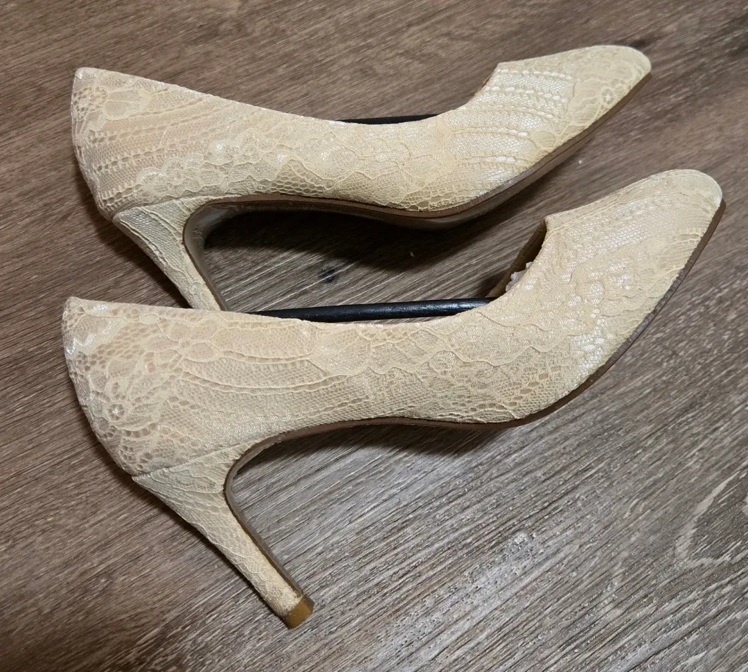 Elegant Beige Lace Heels - Size 37 EU 7 US Like New image indicator(5)
