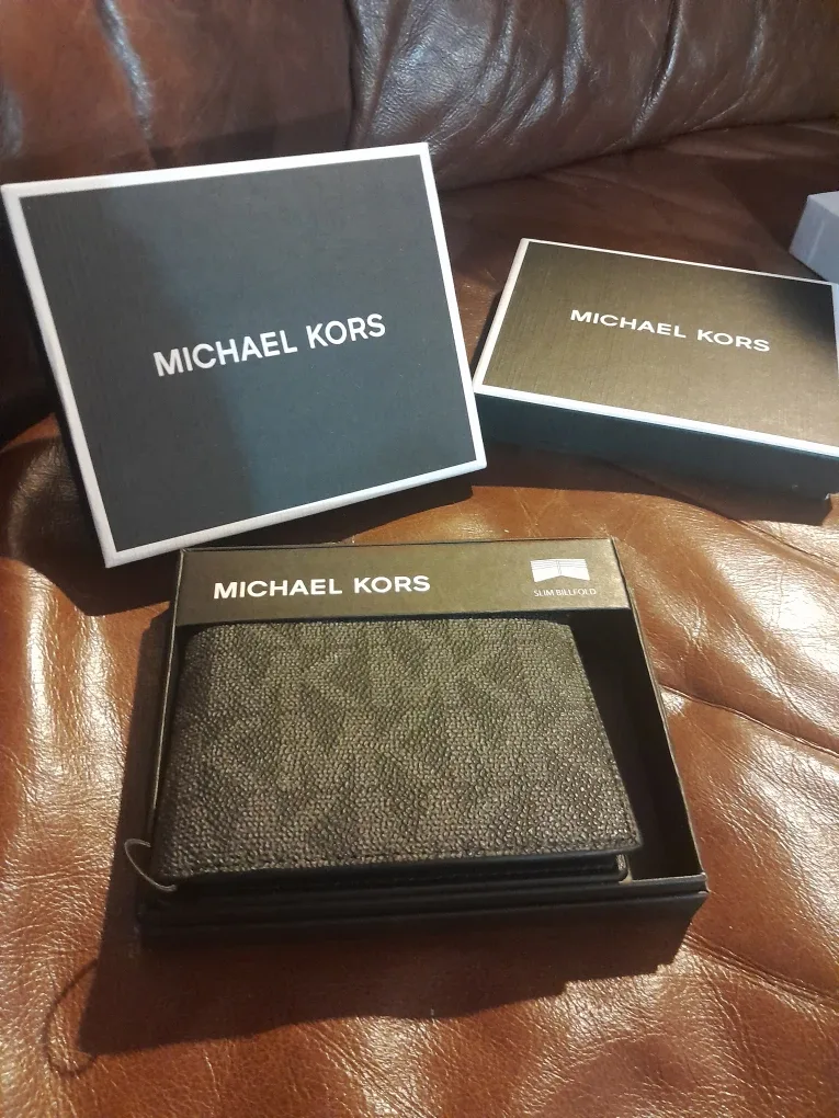 Michael Kors Slim Billfold Wallet - New in Box! image indicator(3)