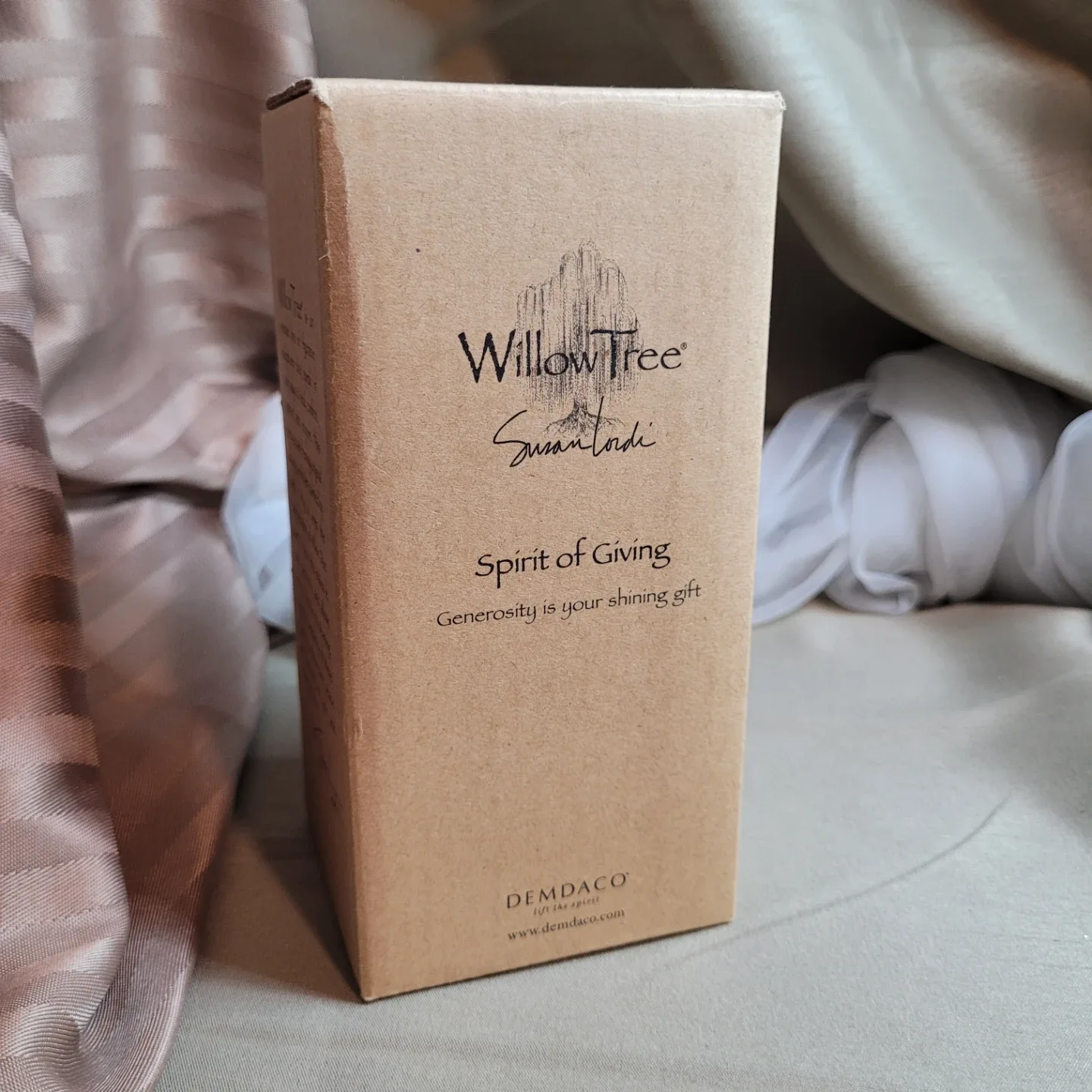 5 1/2" Willow Tree “Spirit of Giving“ Figurine Demdaco 2008 image indicator(9)