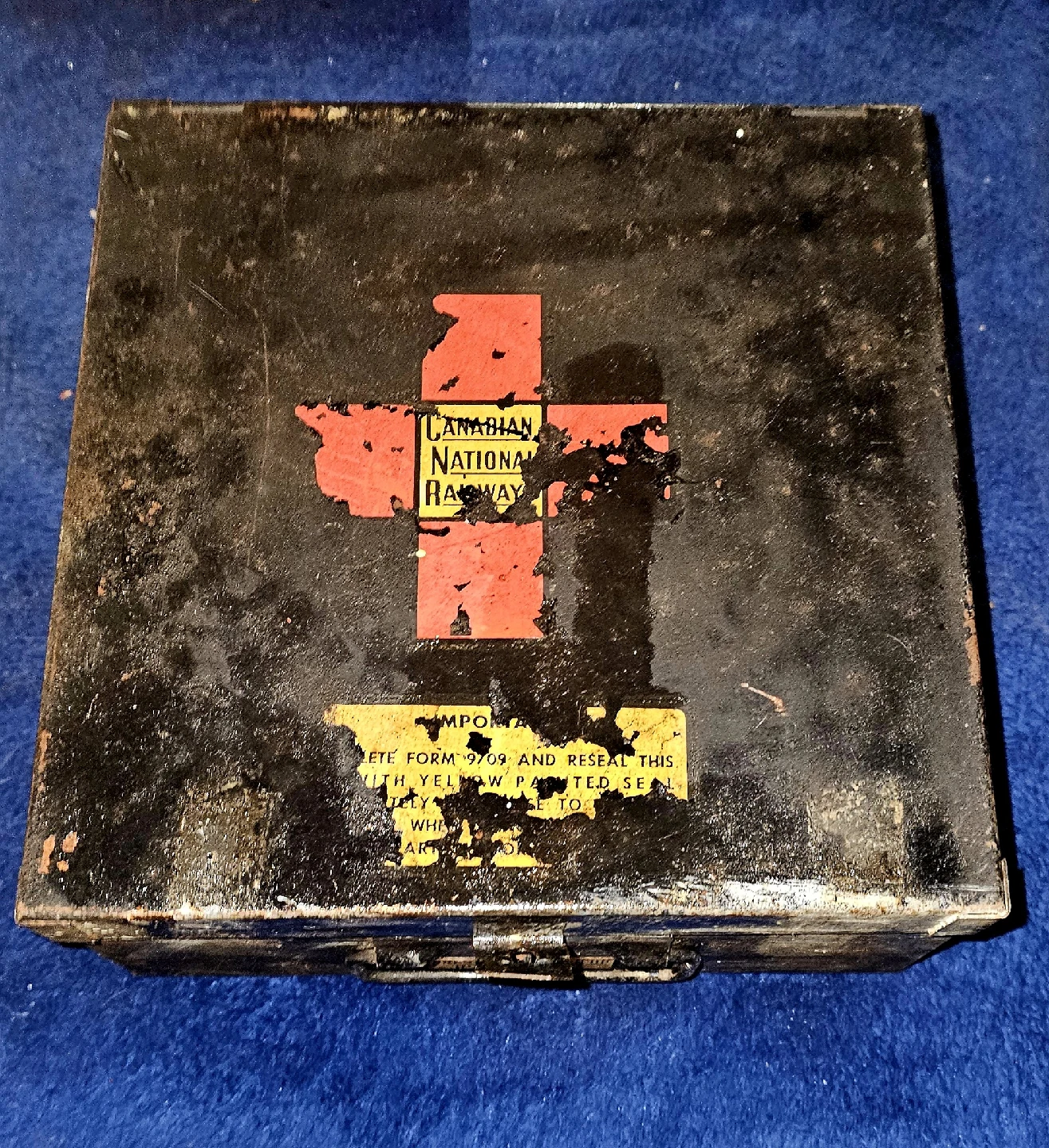 🥕Vintage Canadaian National Railway Metal First Aid Box (1944)