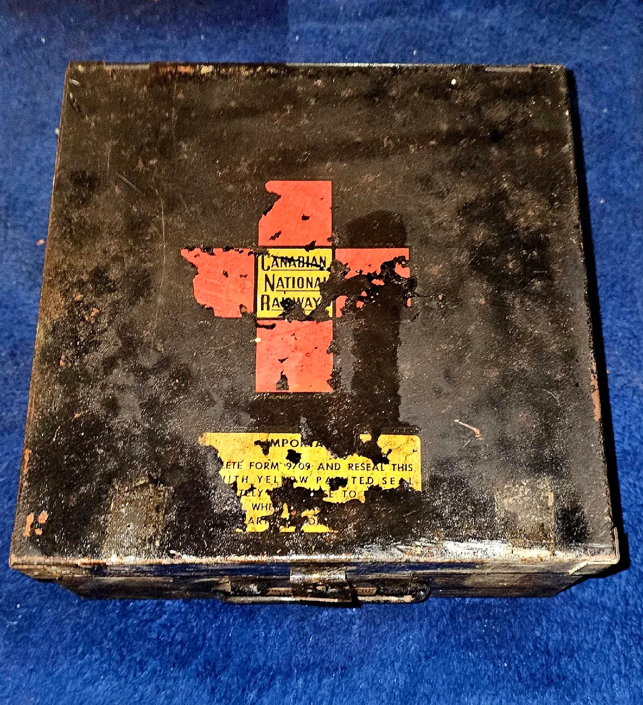 🥕Vintage Canadaian National Railway Metal First Aid Box (1944)