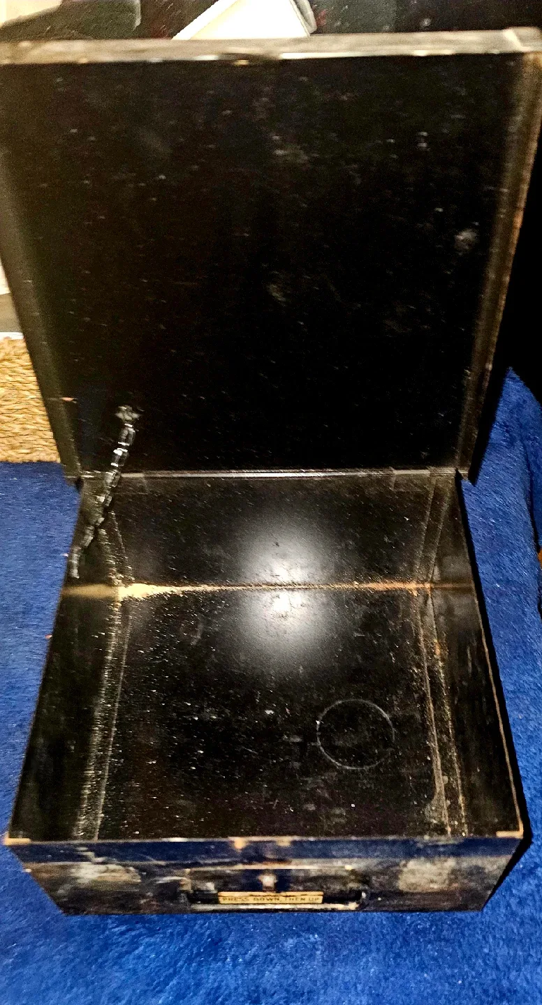 🥕Vintage Canadaian National Railway Metal First Aid Box (1944) image indicator(3)