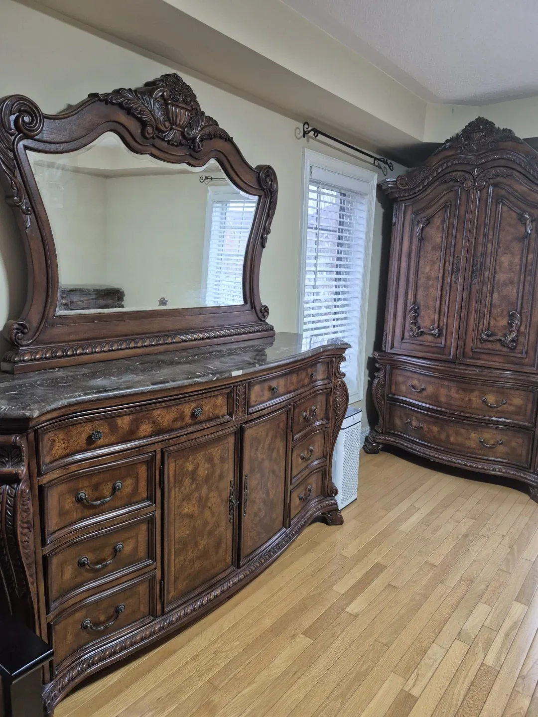 Ornate Bedroom Set - Dresser, Nightstands, Bed image indicator(2)