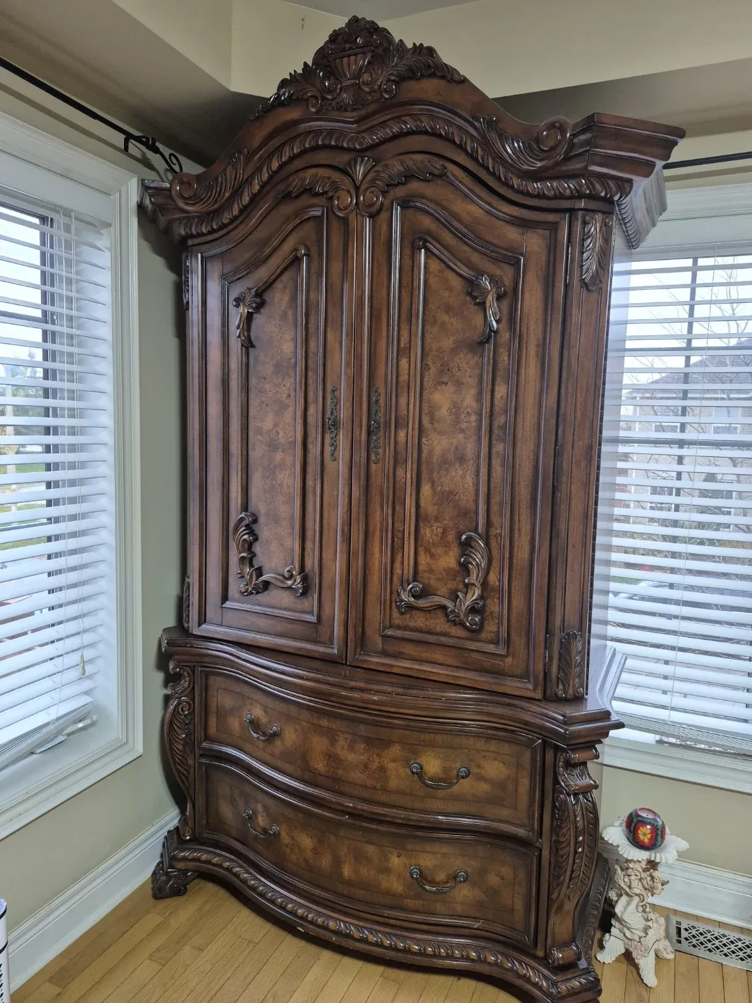 Ornate Bedroom Set - Dresser, Nightstands, Bed image indicator(8)