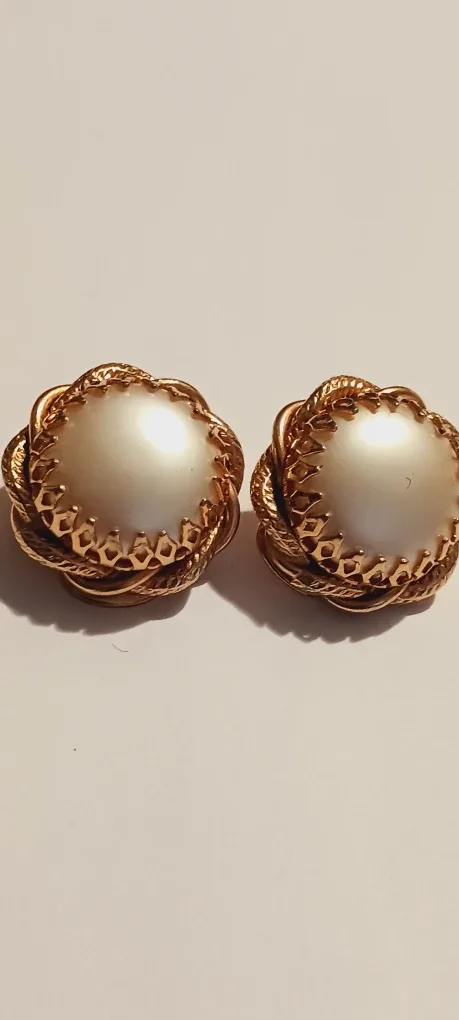 Beautiful Vintage Gold Tone Pearl Clip On Earrings image indicator(2)