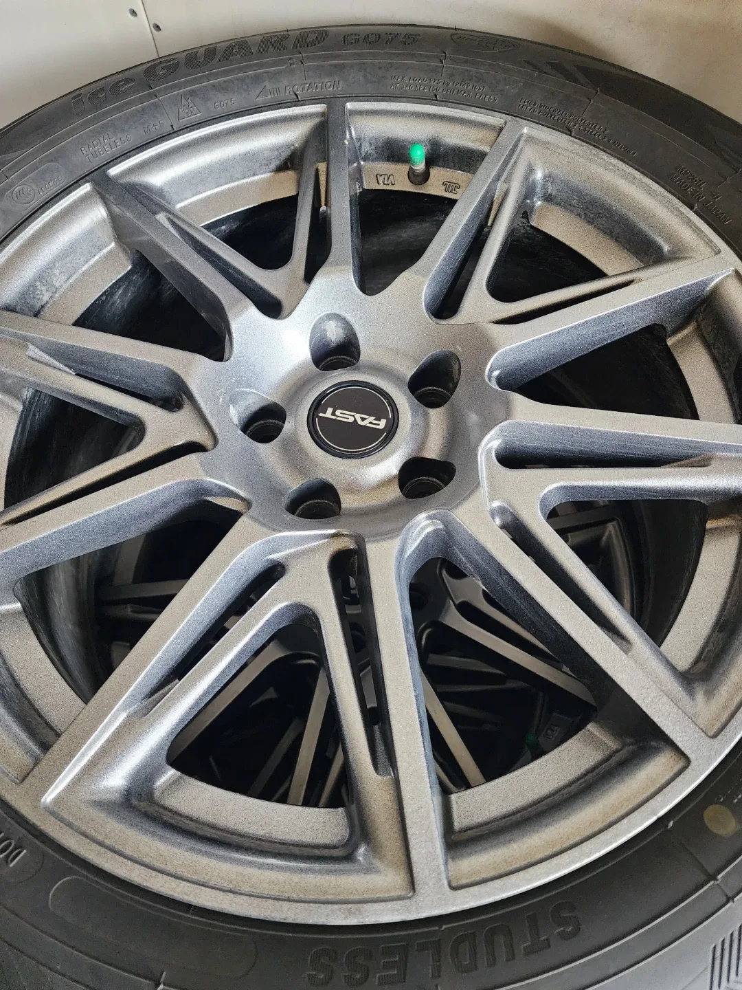 Yokohama 235/60R18 Studless Winter Tires - Set of 4 image indicator(3)