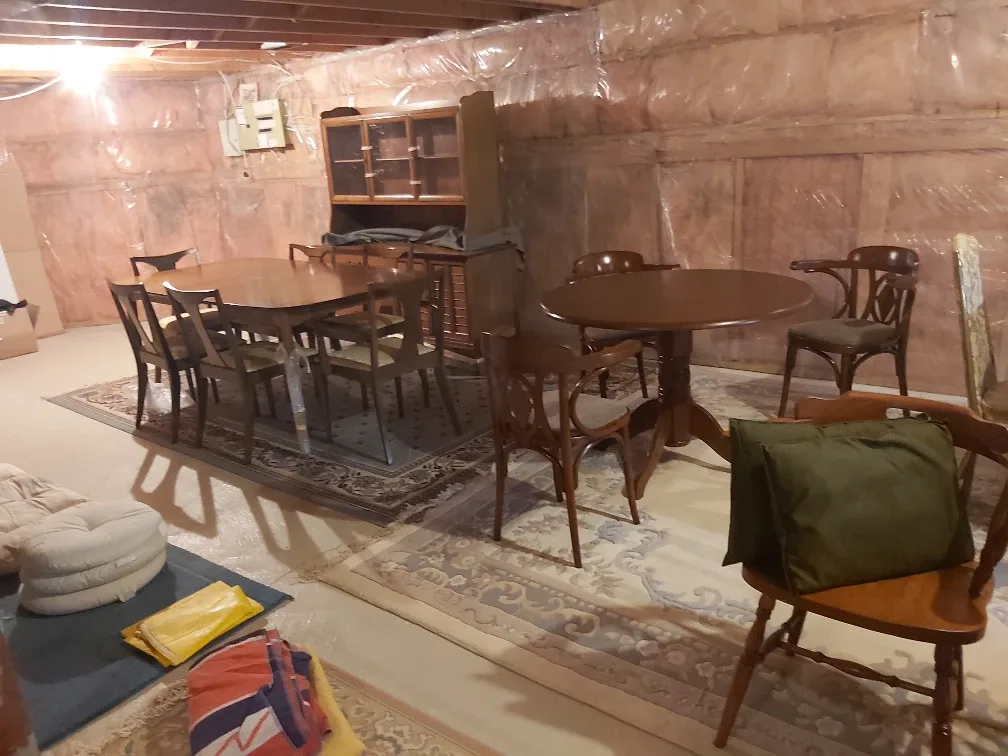 Kitchen table sets (2), dishes, curio cabinet image indicator(5)