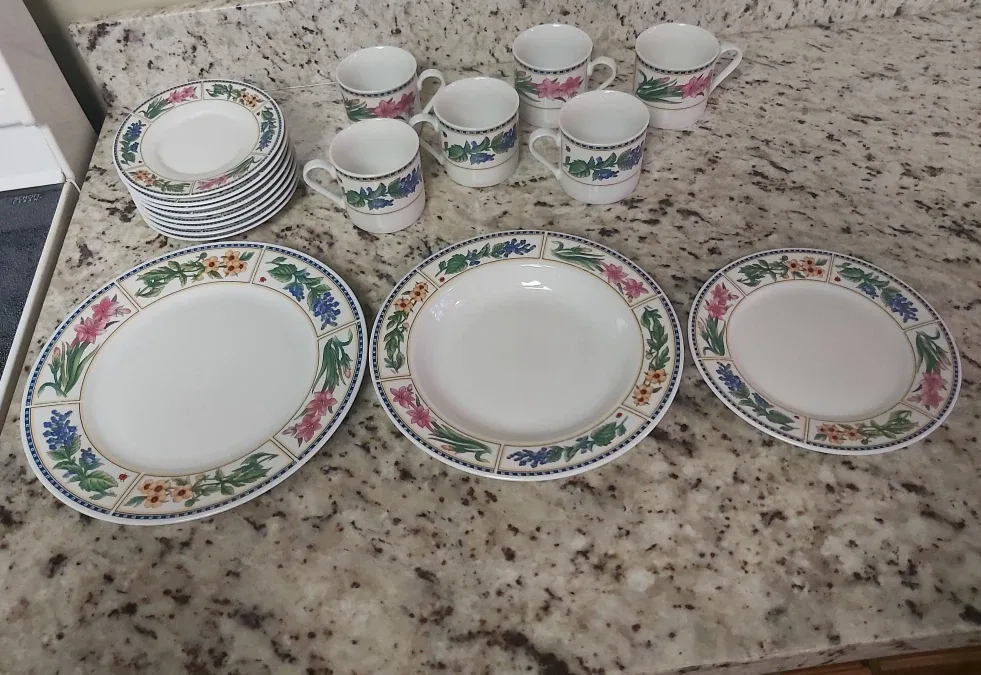 Kitchen table sets (2), dishes, curio cabinet image indicator(8)