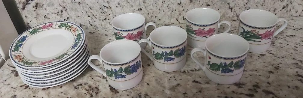 Kitchen table sets (2), dishes, curio cabinet image indicator(9)