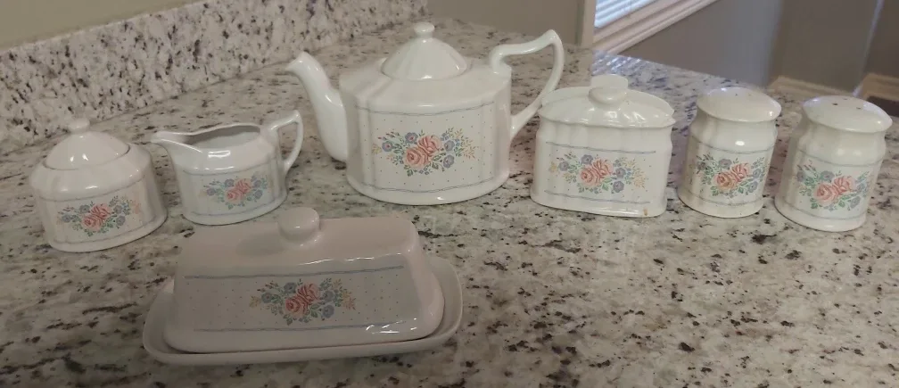 Kitchen table sets (2), dishes, curio cabinet image indicator(10)