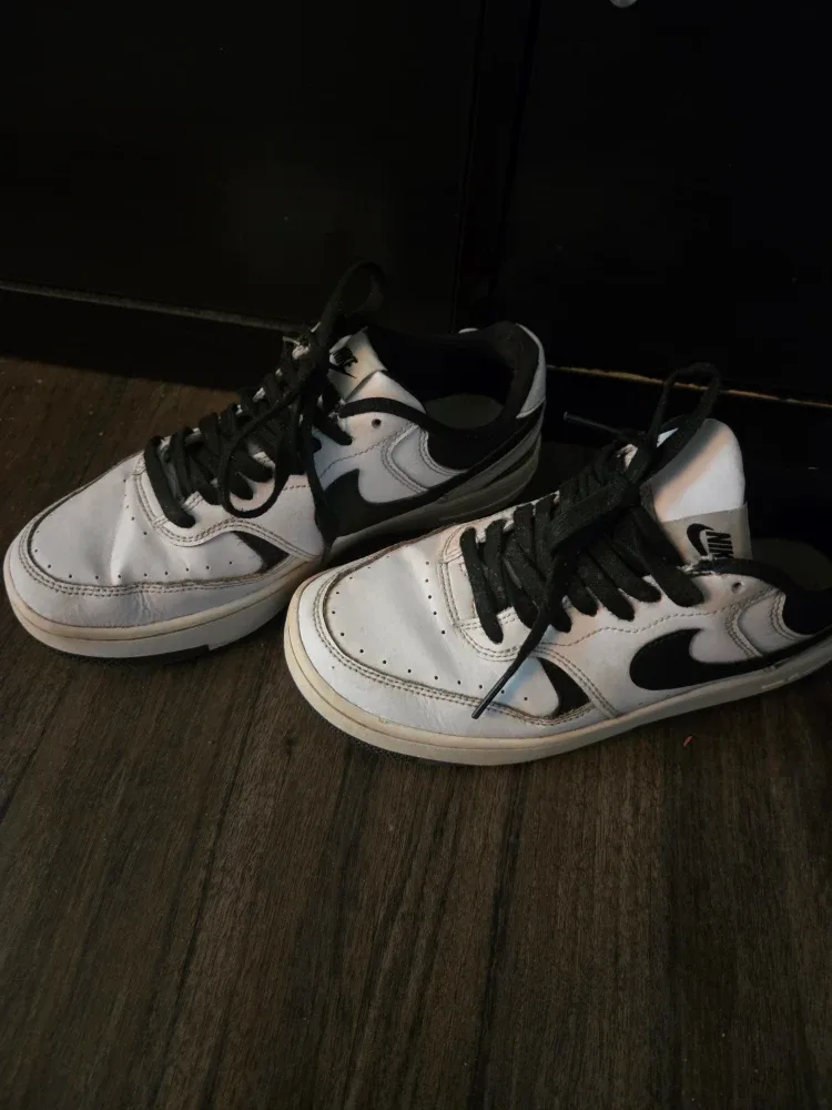 Nike White & Black Sneakers