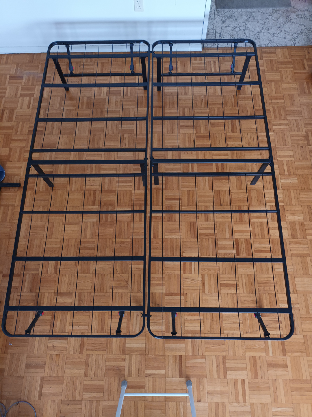 Foldable Bed Frame (Steel) Queen Size + wing nuts, screws