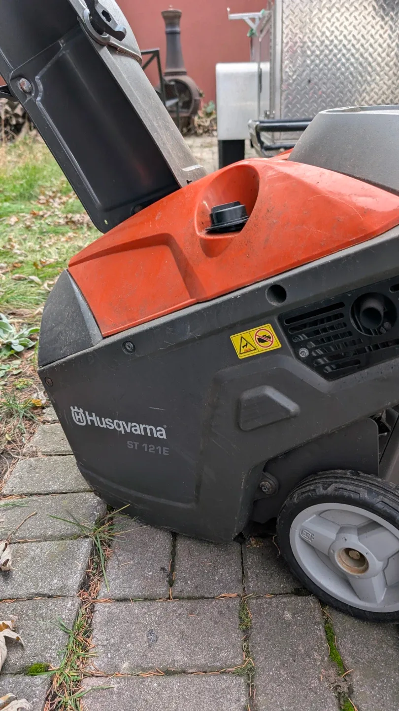 Husqvarna ST 121E Snow Blower thumbnail