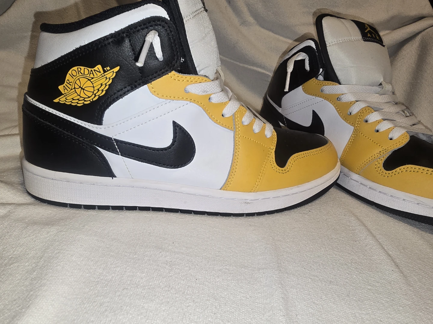 Air Jordan 1 Mid Taxi Black US 9.5 - photo 4