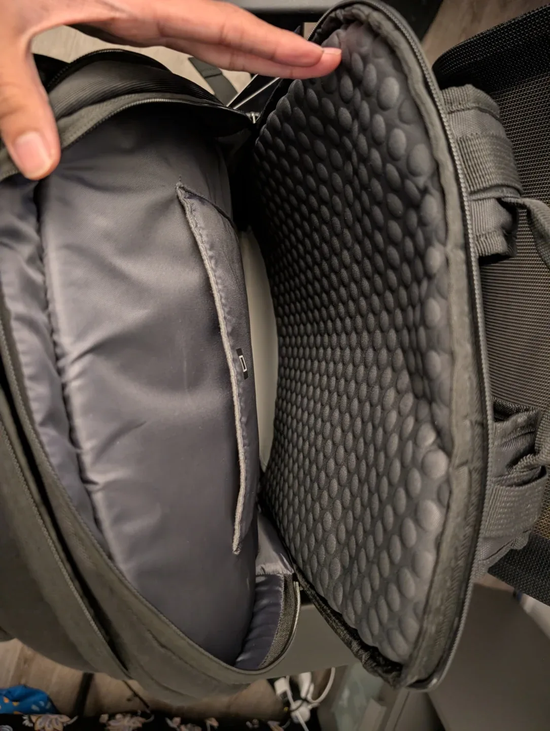 Lenovo Legion 17" Armored Backpack II image indicator(7)