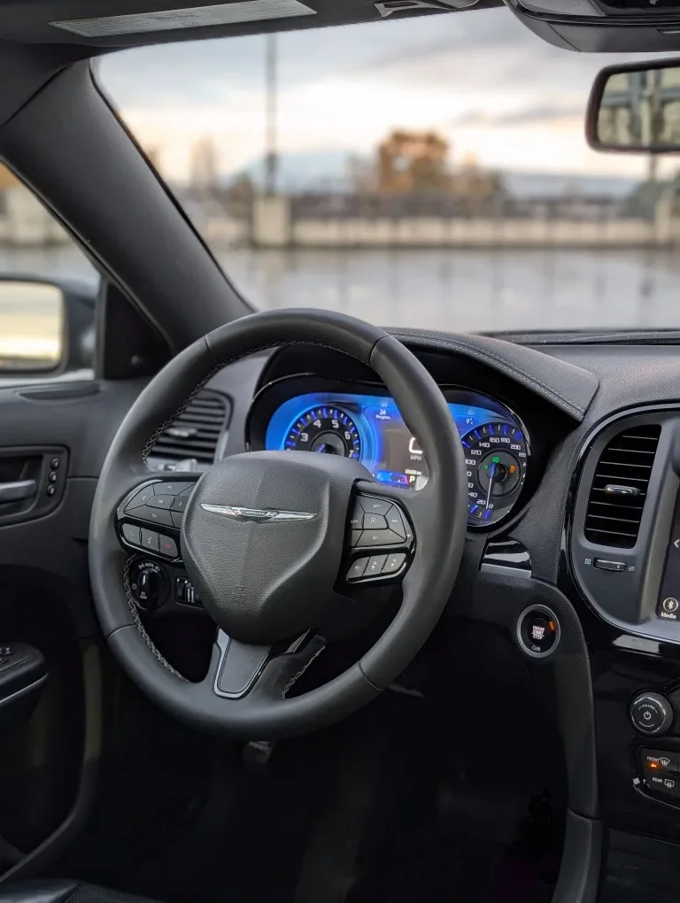 Chrysler 300C Sedan image indicator(9)