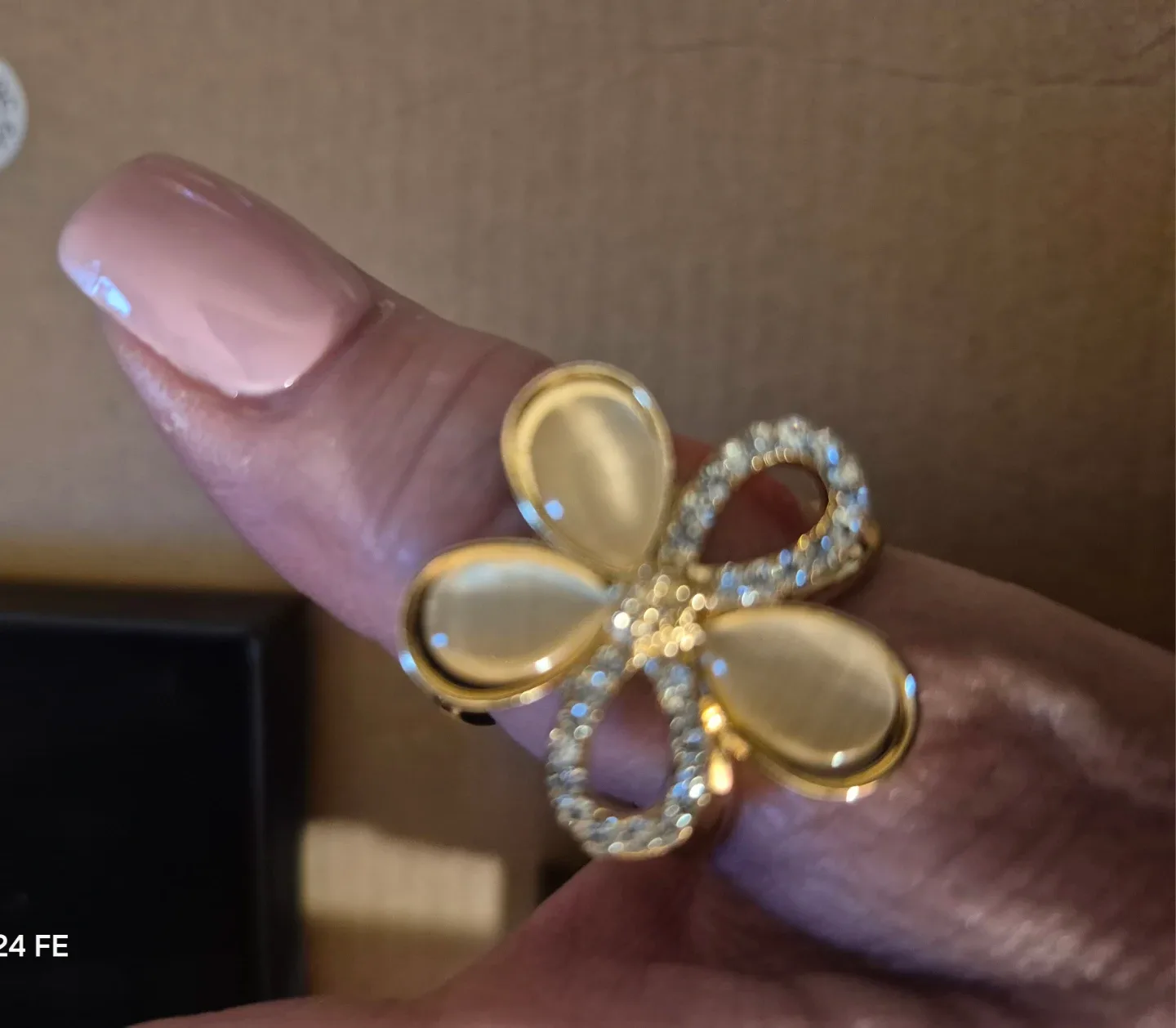 Brand new scraf holders image indicator(7)