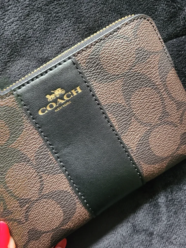 Coach Wristlet image indicator(8)