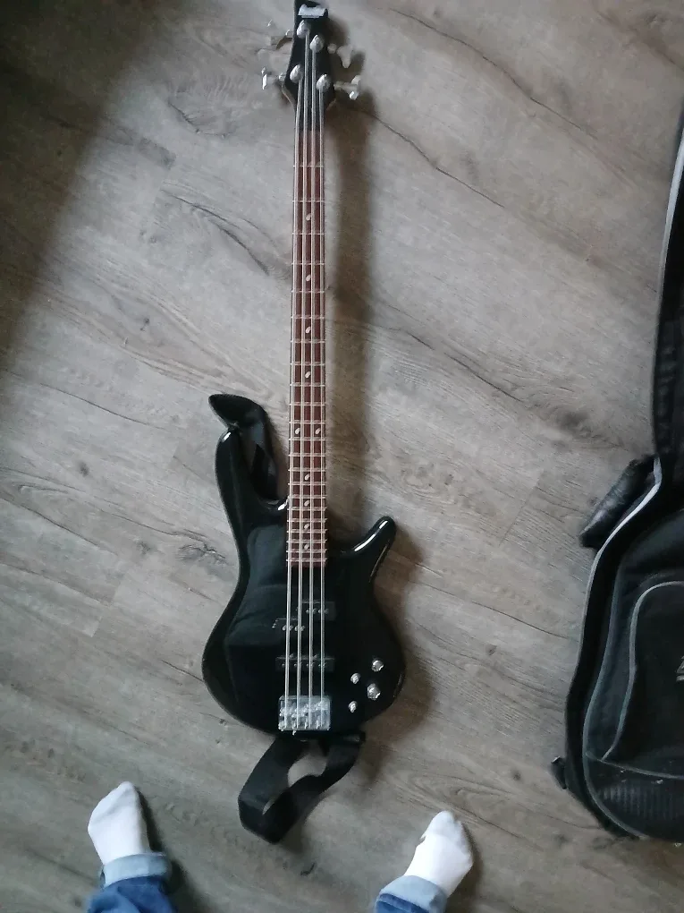 Axe Black Electric Bass Guitar with Case image indicator(2)