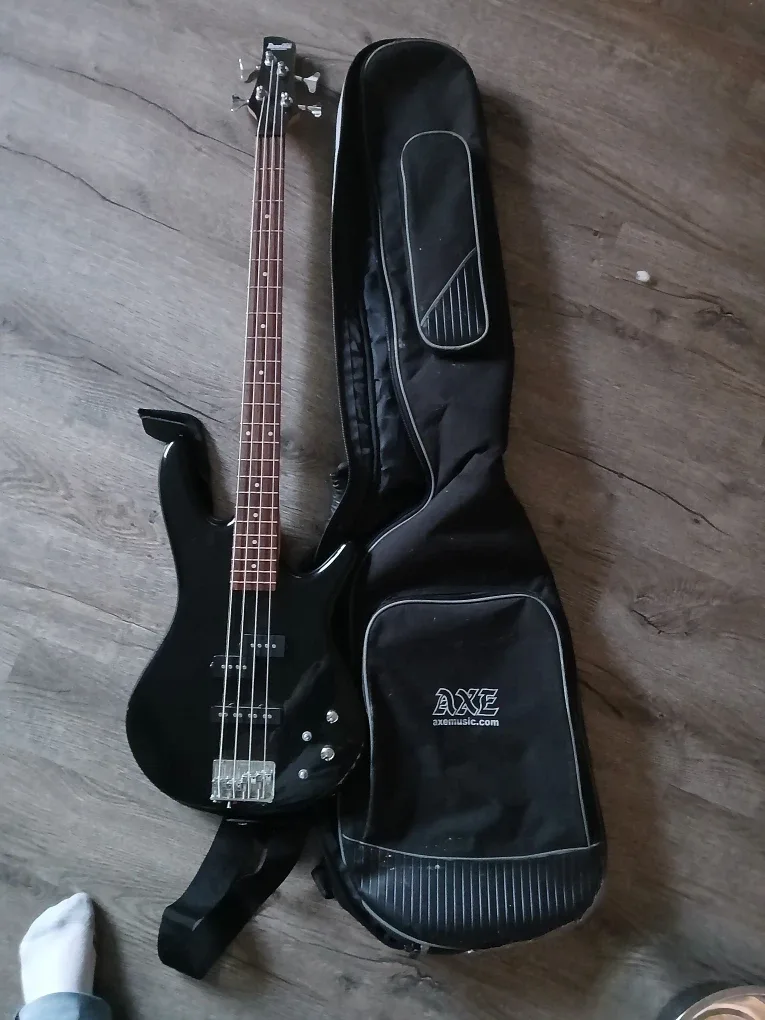 Axe Black Electric Bass Guitar with Case image indicator(3)
