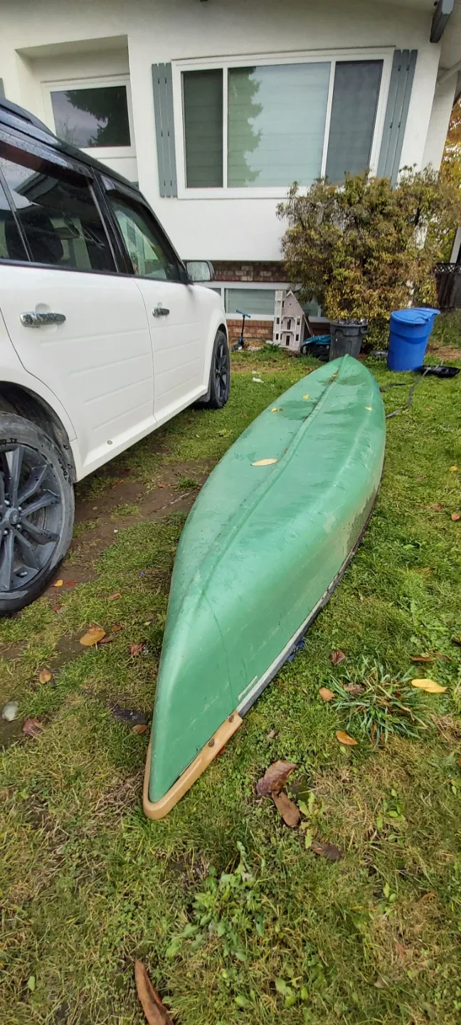 Green Pelican Canoe with Paddles image indicator(4)