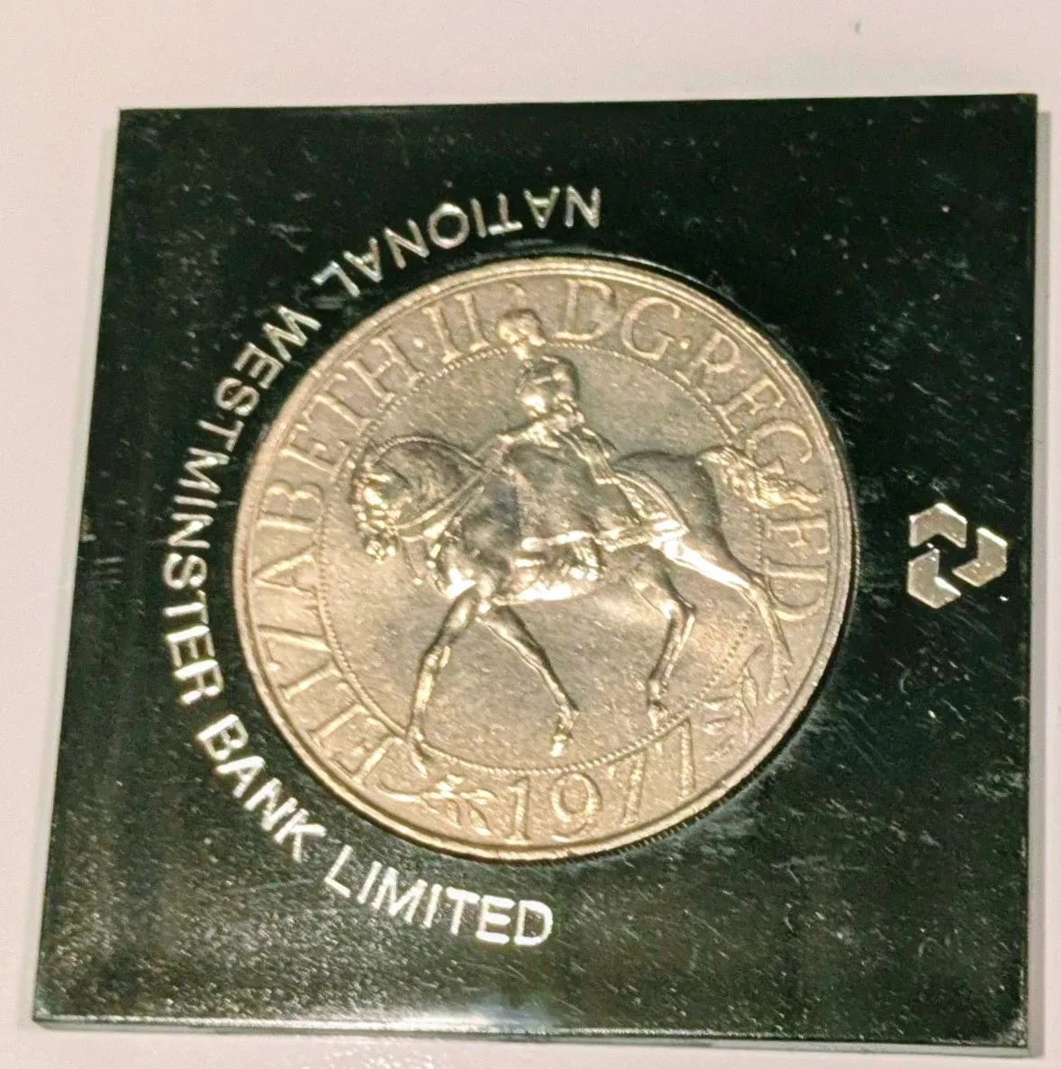 Queen Elizabeth II Silver Jubilee Crown Coin image indicator(2)