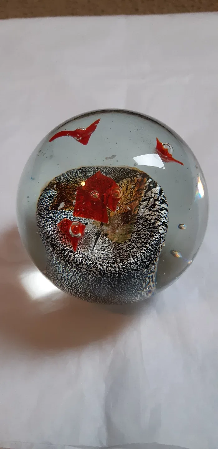 4 Gorgeous Glass Paperweights image indicator(2)