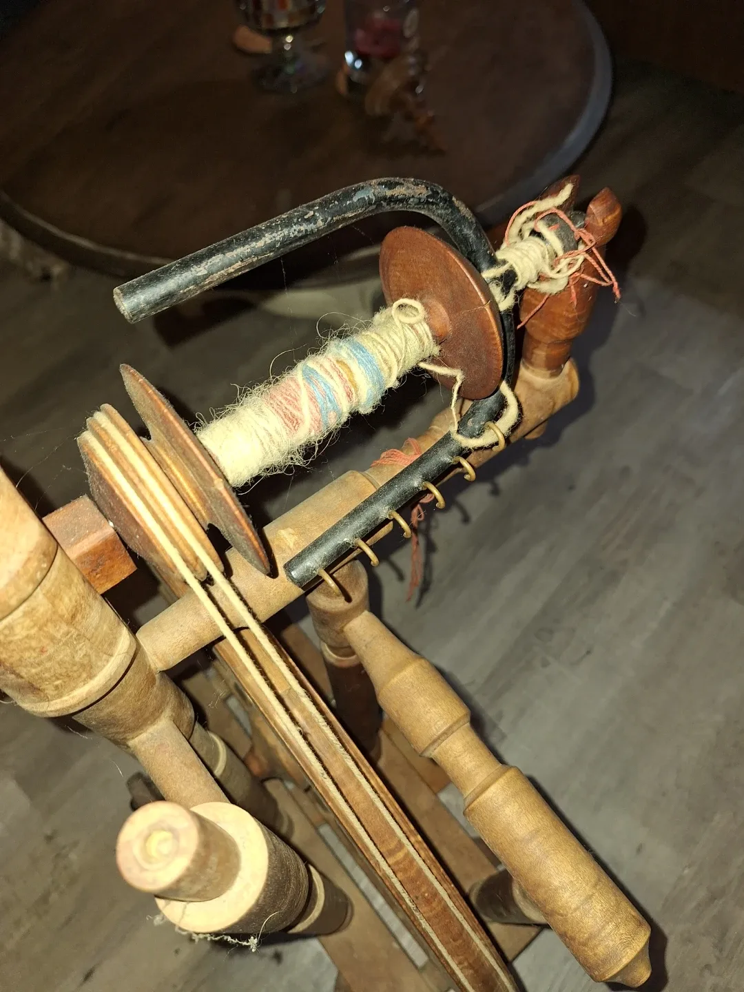 Antique Wooden Spinning Wheel image indicator(2)