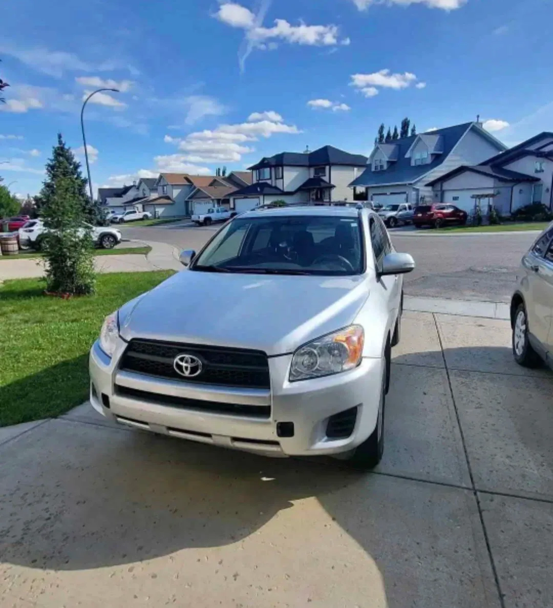 Silver Toyota RAV4 image indicator(3)