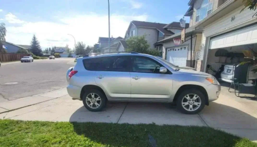 Silver Toyota RAV4 image indicator(5)