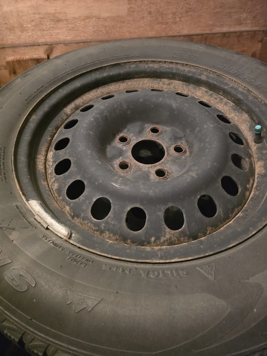 Snow lion 215/65r17 in equinox rims - photo 2