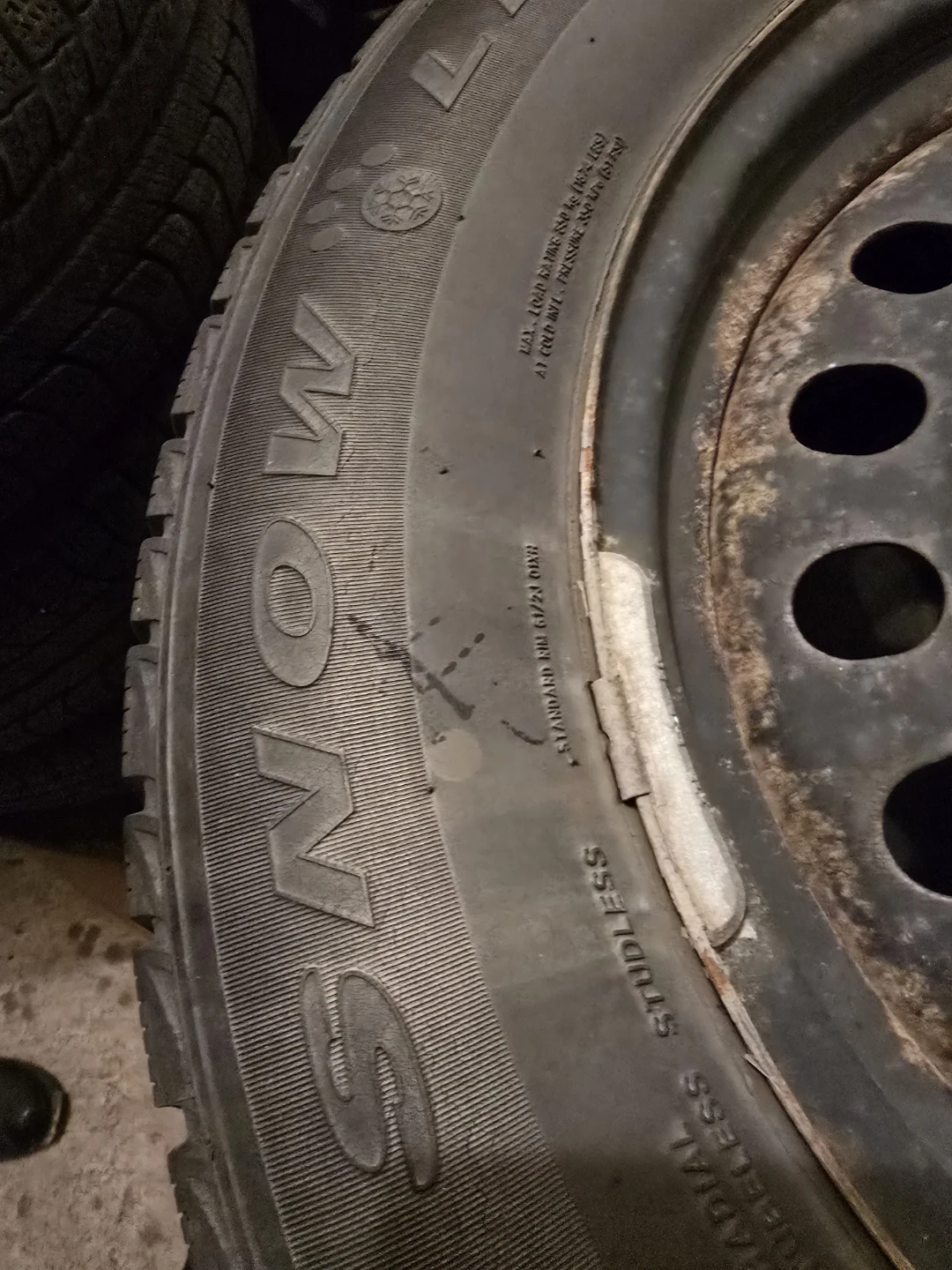 Snow lion 215/65r17 in equinox rims - photo 3