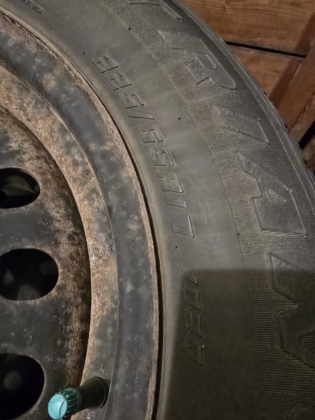 Snow lion 215/65r17 in equinox rims - photo 4