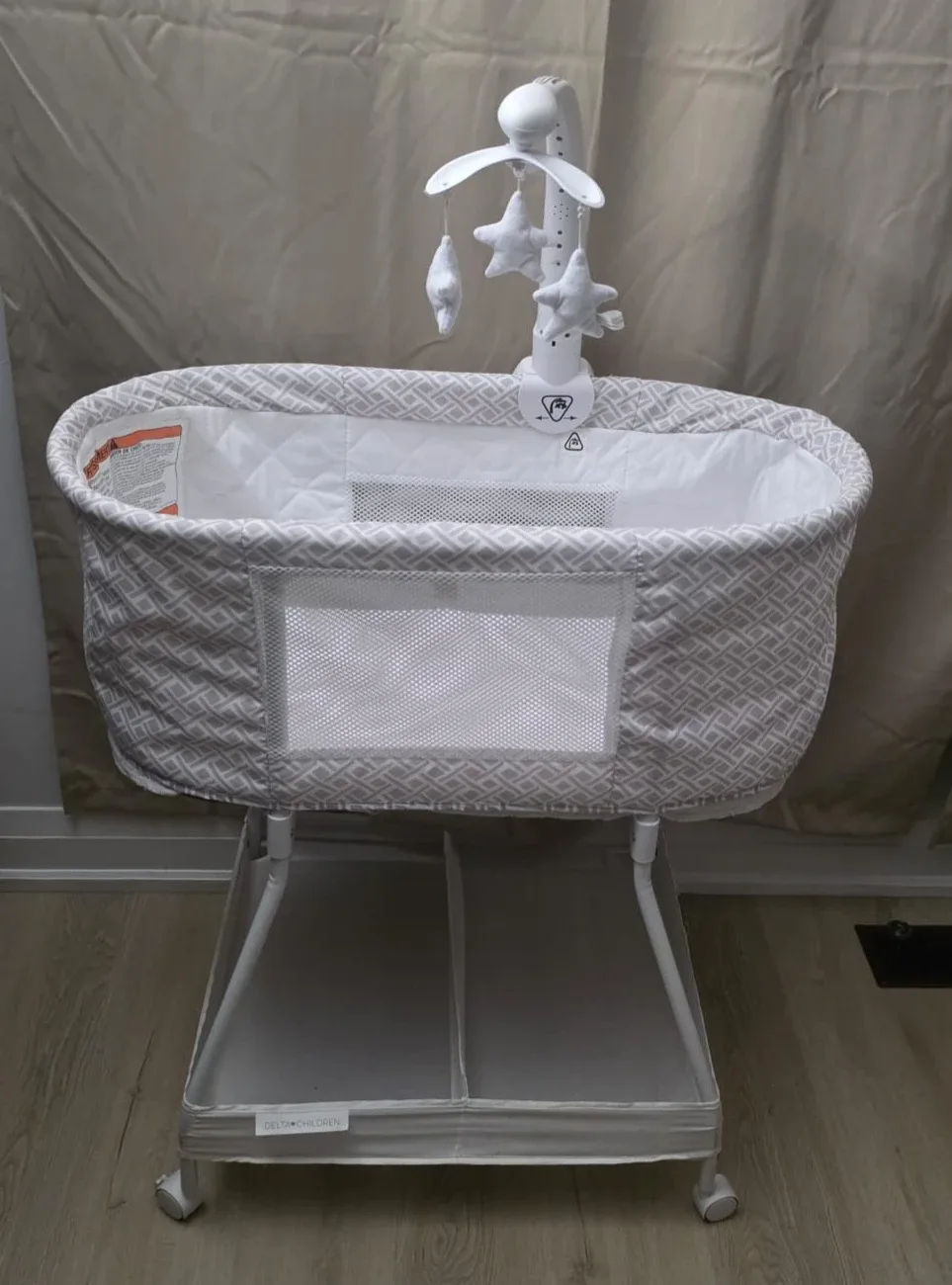 Delta Children Smooth Glide Bassinet