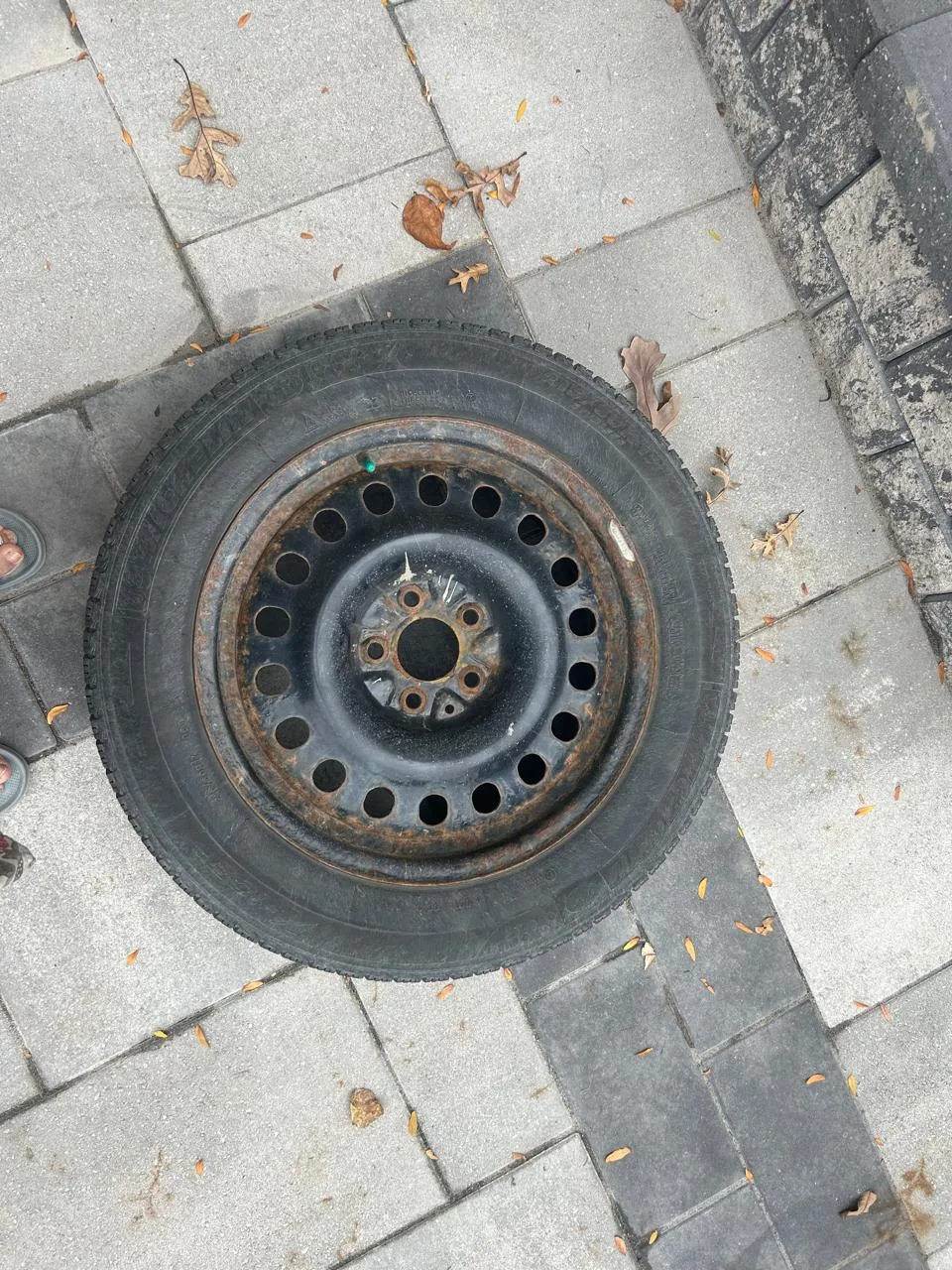 4 Michelin X-Ice 215/60R16 Winter Tire image indicator(4)