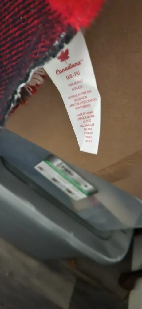 Canadiana Plaid Throw scarf - Red & Black image indicator(3)