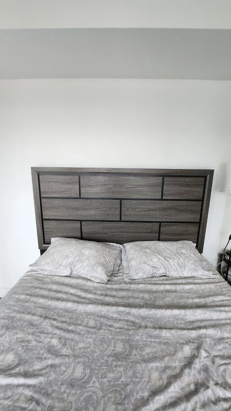 Queen Size Bed Frame for Sale – Excellent Condition image indicator(2)
