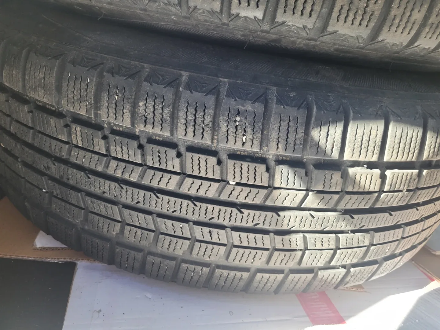 Hankook Winter tires and rim set 225/65R17 Tire image indicator(4)