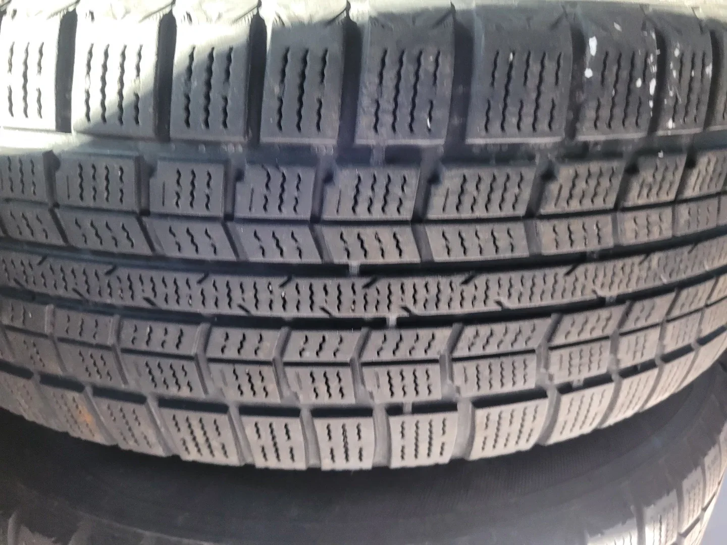 Hankook Winter tires and rim set 225/65R17 Tire image indicator(5)