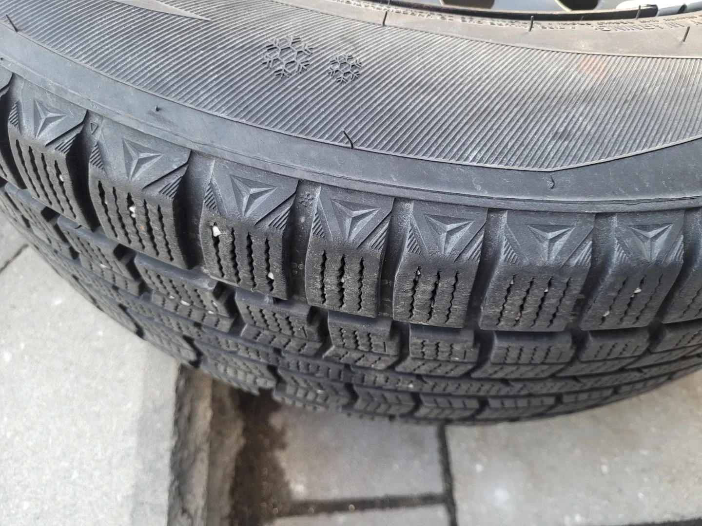 Hankook Winter tires and rim set 225/65R17 Tire image indicator(8)