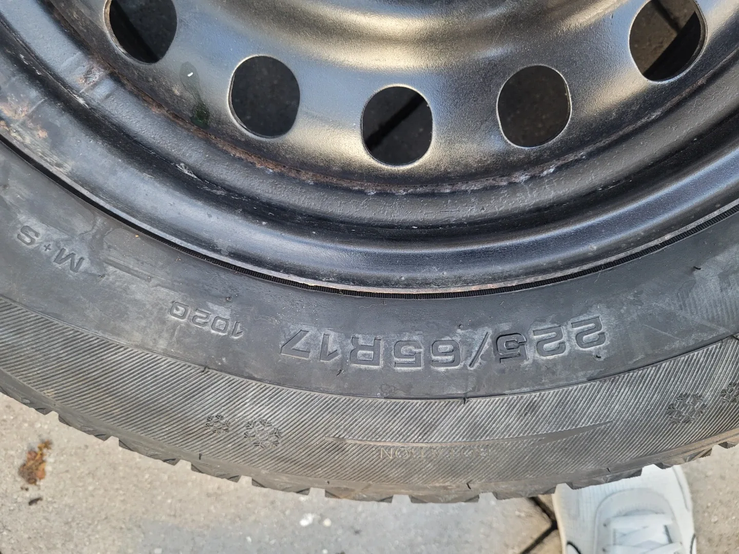 Hankook Winter tires and rim set 225/65R17 Tire image indicator(9)